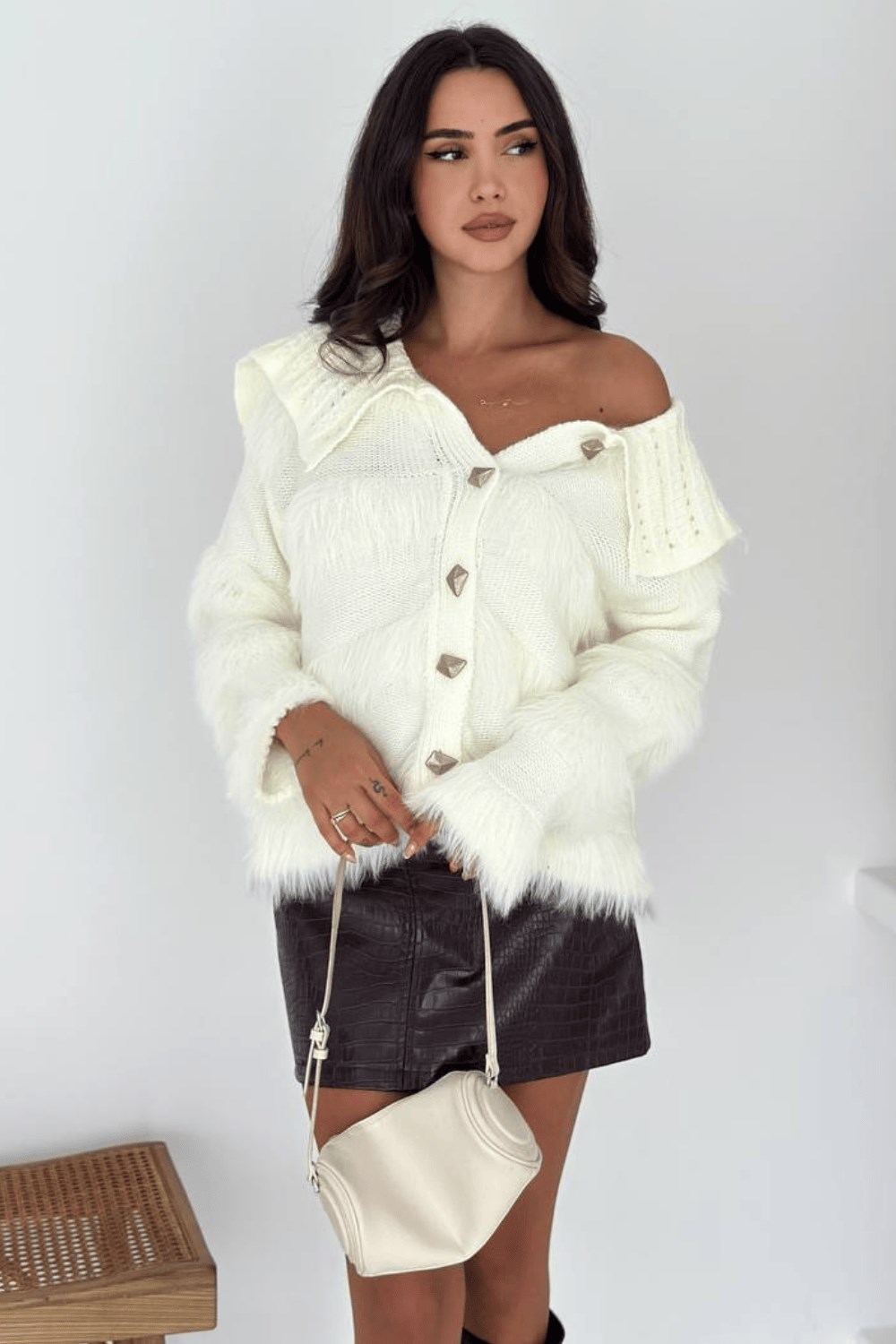 Kadın Tüylü Saçaklı Yakalı, Gold Düğme Detaylı Kalın Örgü Triko Hırka