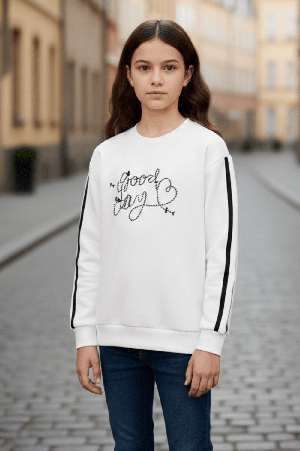 Nakış Detaylı Beyaz Sweatshirt  12 Yaş